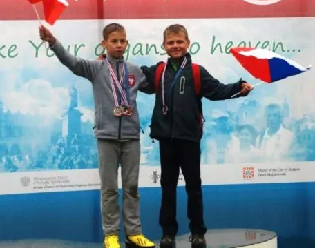Křehké tělo chlapce s bojovností Golema