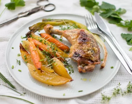 pecena_kureci_stehna_bylinky_zelenina_recepty