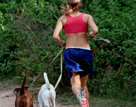 beh_zdravy_zivotni_styl_pohyb_zena_pes_sport