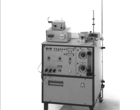 Historický přístroj na hemodialýzu z roku 1971