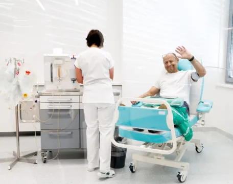 Pacient Hynek Koudelka během dialyzační léčby v novém dialyzačním středisku B. Braun Avitum v Ostravě