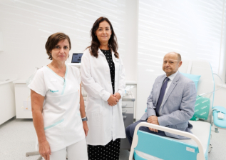 Primářka dialyzační střediska B. Braun Avitum Ostrava MUDr. Iveta Skácelíková s pacientem Hynkem Koudelkou