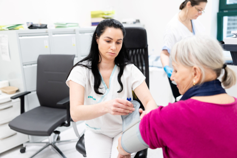 Konzultace lékaře s pacientem rizikových faktorů onemocnění ledvin