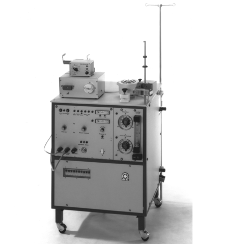 Historický přístroj na hemodialýzu z roku 1971
