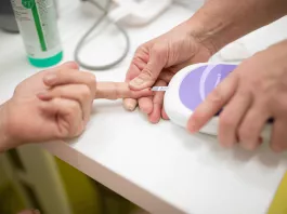 Odběr kapky krve z prstu při vyšetření rizikových faktorů onemocnění ledvin