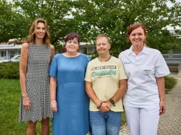 Zleva Alena Paříková IKEM, Dana Meszárosová matka pacienta, Meszáros pacient, Kratochvilová primářka