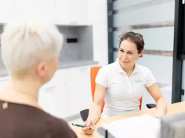 Sestra s pacientkou při vyšetření