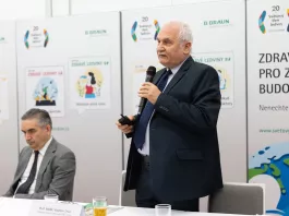 Vladimír Tesař, místopředseda České nefrologické společnosti a přednosta Kliniky nefrologie 1. LF UK a VFN v Praze, během tiskové konference ke Světovému dni ledvin 2026