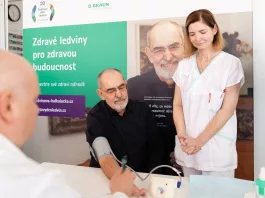 Ivo Šmoldas při měření tlaku během vyšetření rizikových faktorů v nefrologické ambulanci B. Braun Avitum Bulovka