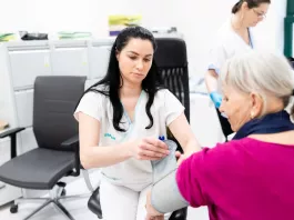 Konzultace lékaře s pacientem rizikových faktorů onemocnění ledvin