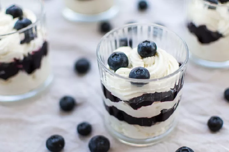 nepeceny_tvarohovy_dezert_boruvky_recepty