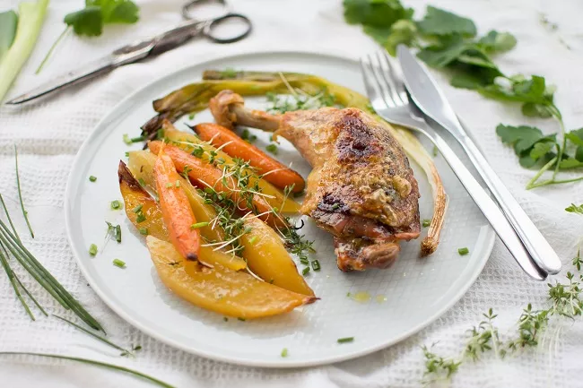 pecena_kureci_stehna_bylinky_zelenina_recepty