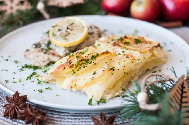 peceny_kapr_gratinovane_brambory_recepty