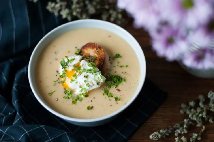 polevka_z_peceneho_cesneku_recepty