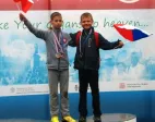 Křehké tělo chlapce s bojovností Golema