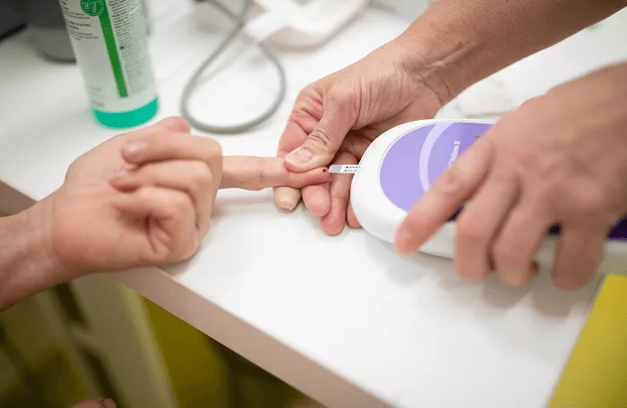 Odběr kapky krve z prstu při vyšetření rizikových faktorů onemocnění ledvin