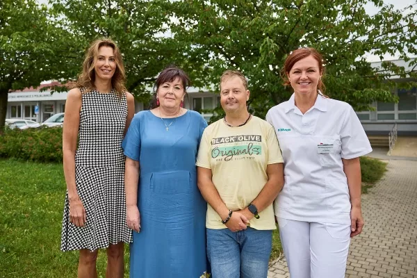 Zleva Alena Paříková IKEM, Dana Meszárosová matka pacienta, Meszáros pacient, Kratochvilová primářka