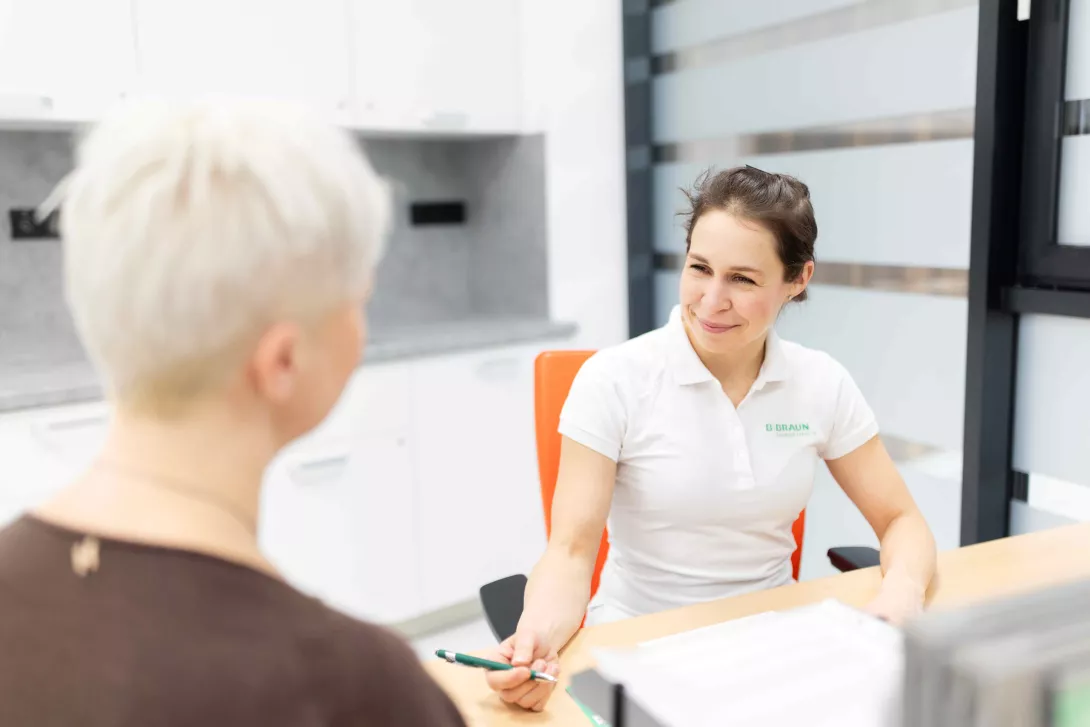 Sestra s pacientkou při vyšetření