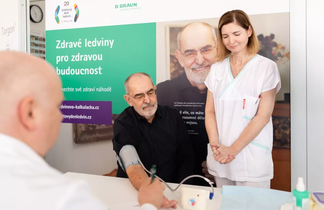 Ivo Šmoldas při měření tlaku během vyšetření rizikových faktorů v nefrologické ambulanci B. Braun Avitum Bulovka