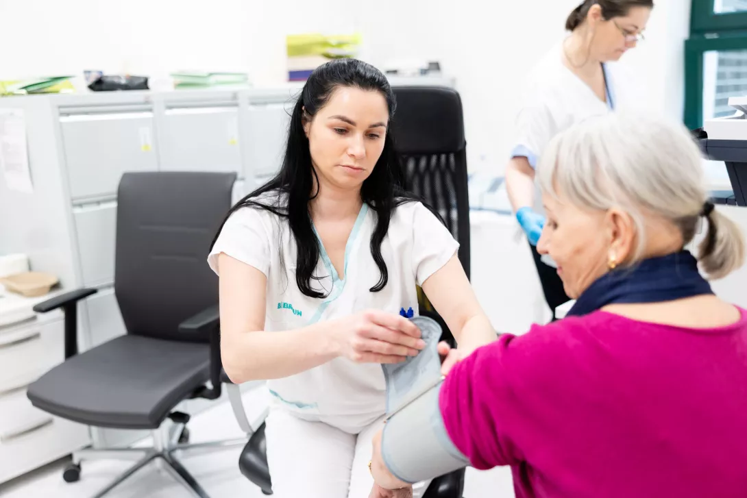 Konzultace lékaře s pacientem rizikových faktorů onemocnění ledvin